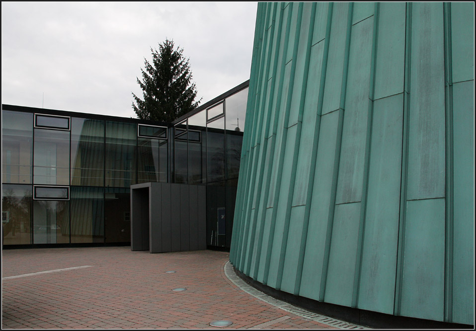 . Musikschule Fellbach: Impression des Eingangsbereiches mit dem Saalbaukörper. 14.03.2011 (Matthias)