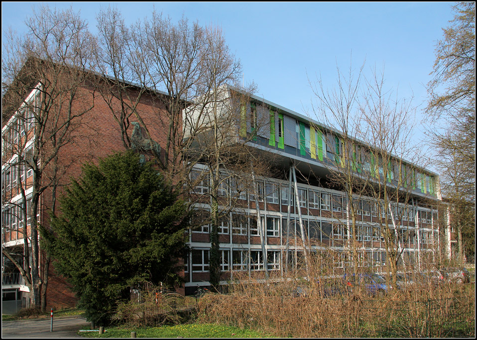 . Nach den Plnen von 4a Architekten wurde in Stuttgart-Bad Cannstatt die Maybachschule um ein interessantes Stockwerk hher. Die Aufstockung wurde 2007 fertig. 23.03.2011 (Matthias) 
