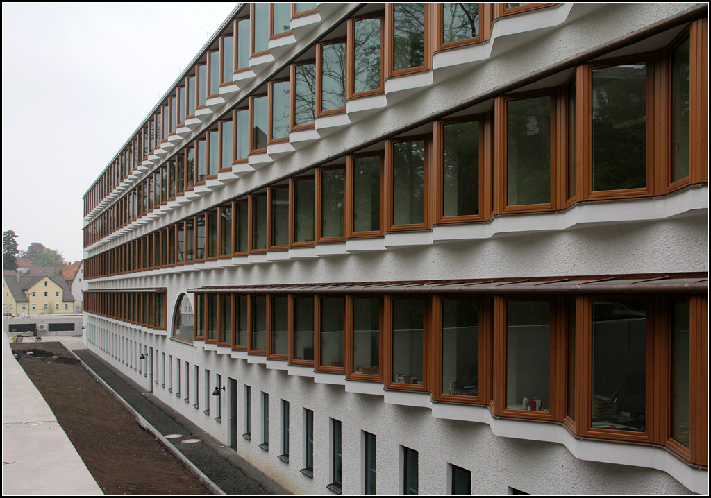 . Neubau bischfliches Ordinariat Dizese Rottenburg-Stuttgart in Rottenburg am Neckar. Die Zickzackform der Fenster geben den dahinterliegenden Brorumen mehr Weite. 01.05.2013 (Matthias)