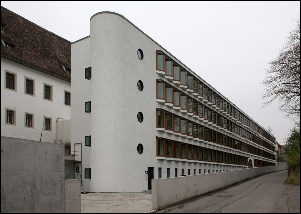 . Neubau bischfliches Ordinariat Dizese Rottenburg-Stuttgart in Rottenburg am Neckar. Langezogener Brotrakt auf der Nordseite des Ensembles. Dieser Bauteil wird auf beiden Seiten durch ein fr die Architekten Lederer, Ragnarsdttir, Oei typisches abgerundetes Treppenhaus begrenzt. Die Nordfassade wird geprgt durch die Zickzackfensterbnder, ein Motiv das schon bei den Rathusern in Eppingen und Brackenheim zur Anwendung kam. 01.05.2013 (Matthias)