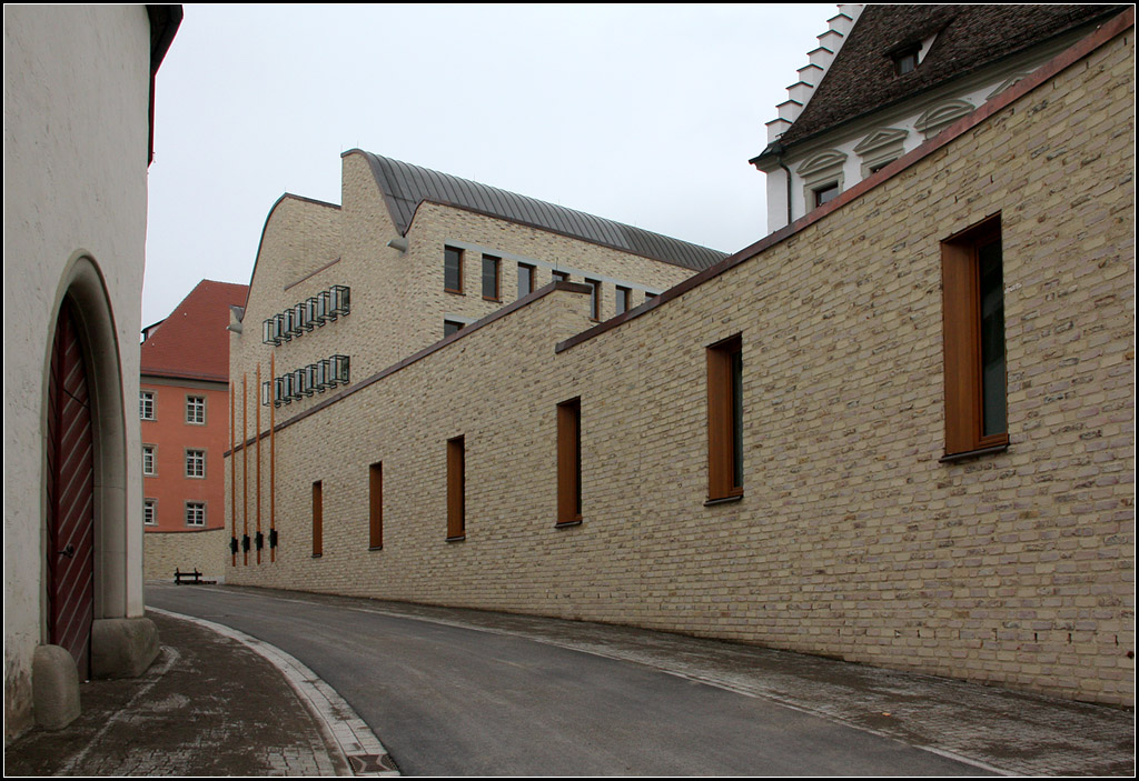 . Neubau bischfliches Ordinariat Dizese Rottenburg-Stuttgart in Rottenburg am Neckar. Eine steinverkleidete Mauer folgt dem Verlauf der Oberen Gasse. 01.05.2013 (Matthias)