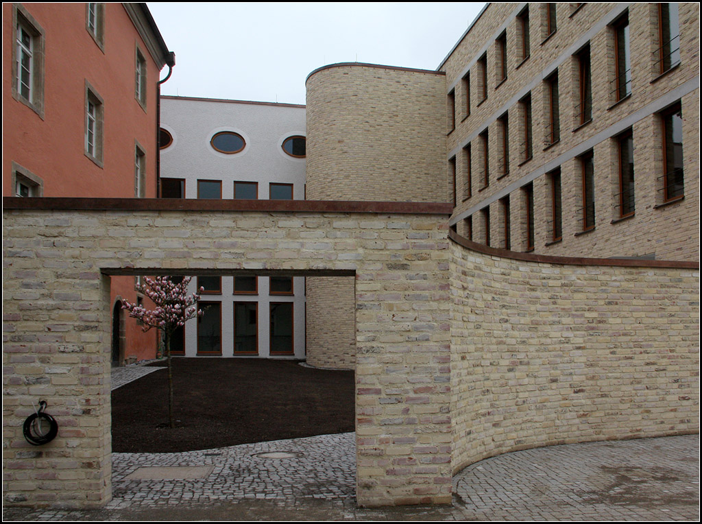 . Neubau bischfliches Ordinariat Dizese Rottenburg-Stuttgart in Rottenburg am Neckar. Whrend der vordere Bauteil mit Backsteinen (soweit ich wei alten und neuen) verkleidet ist, wurde der hintere Brotrakt lediglich wei verputzt. 01.05.2013 (Matthias)