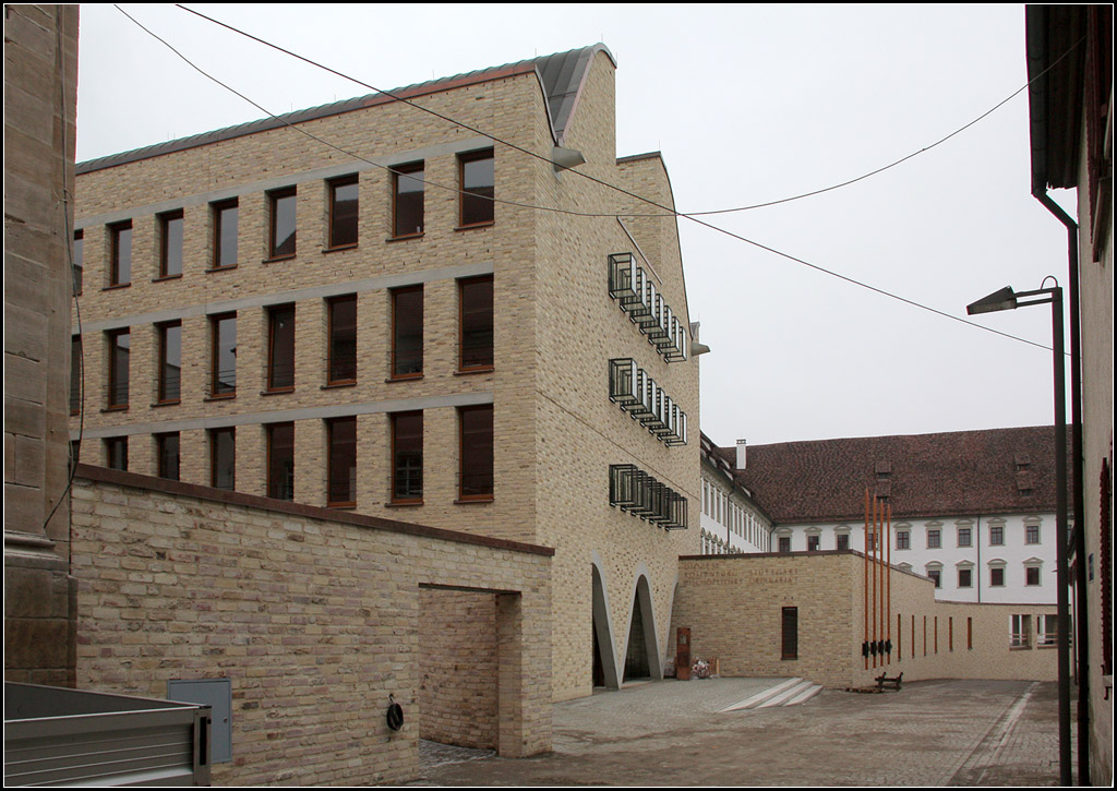 . Neubau bischfliches Ordinariat Dizese Rottenburg-Stuttgart in Rottenburg am Neckar. 

Kurz vor der Fertigstellung befindet sich das Verwaltungsgebude und das Dizesanarchiv neben dem Renaissancebau des „Bischflichen Palais“, mit dem die Neubauteile ein Ensemble bilden. Alt und Neu passen hier sehr gut zusammen. Architekten: Lederer, Ragnarsdttir, Oei (LRO-Architekten) aus Stuttgart. 

http://www.archlro.de/de/projects/projects-culture-and-church/diozesan-archiv-und-bischofshaus-rottenburg?order=years

01.05.2013 (Matthias)