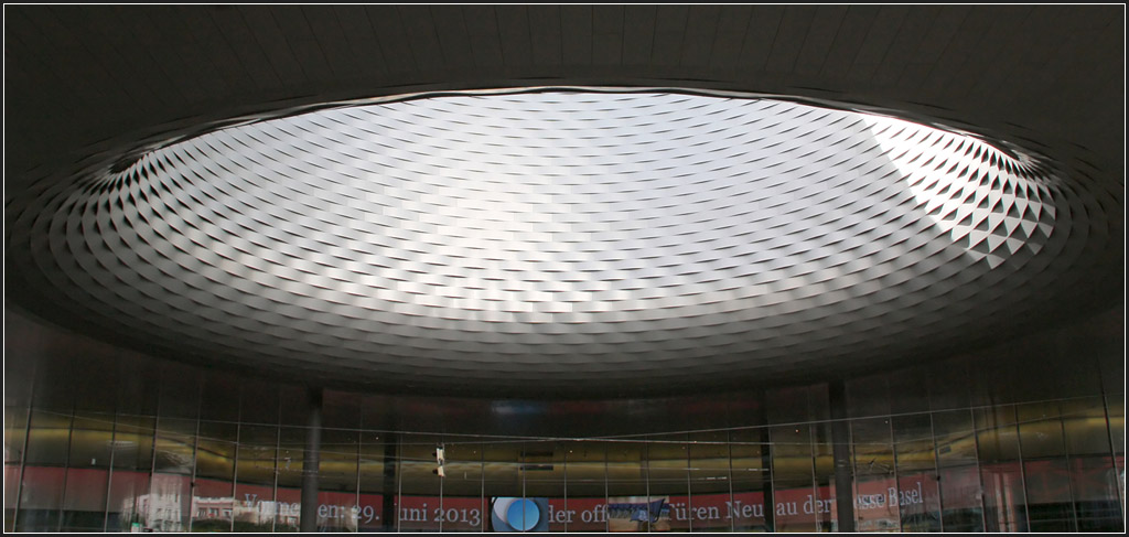 . Neue Messe Basel - Die groe runde ffnung durchstt die beiden Hallen. 19.06.2013 (Matthias)