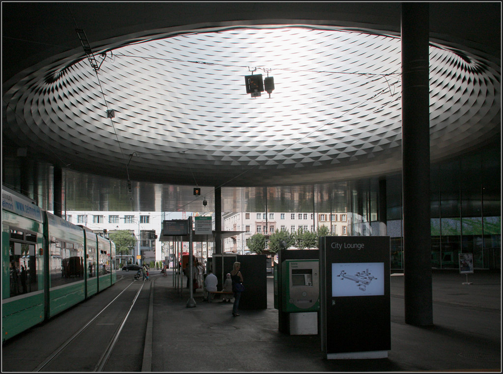 . Neue Messe Basel - Der westliche Teil des Messeplatzes wurde mit den neuen Hallen berbaut. ber eine groe ffnung fllt Sonnenlicht aber auch Regen auf die Straenbahnhaltestelle. Deshalb waren dort trotz berbauung Unterstnde notwendig. 19.06.2013 (Matthias)