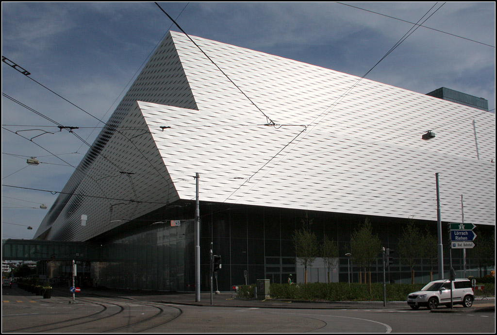 . Neue Messe Basel - Hell glnzen die Fassaden in der Sonne. Ein interessanter Bau, aber ob er aufgrund seiner Gre hier in den stdtischen Kontext passt? 19.06.2013 (Matthias)