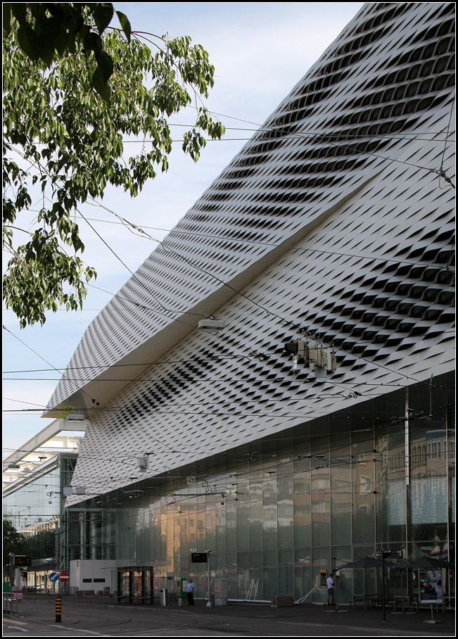 . Neue Messe Basel - Whrend die beiden oberen Messehallen mit einer Lamellenfassade versehen sind, ist untere Halle und der Eingangsbereich transparent gestaltet. 19.06.2013 (Matthias)