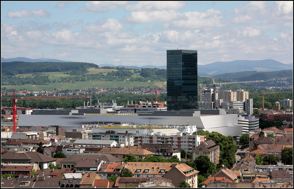 . Neue Messe Basel - 

2013 wurde die von den Basler Architekten Herzog & de Meuron geplanten neue Messehallen fertiggestellt. Hier ein Blick auf den in der Sonne glnzenden Neubau vom Mnster aus gesehen. Hinter den neuen Messehallen sieht man den 2003 fertiggestellen Messeturm, Architekten: Morger & Degelo & Daniele Marques.  

http://www.herzogdemeuron.com/index/projects/complete-works/201-225/213-messe-basel-new-hall/IMAGE.html

22.06.2013 (Matthias)