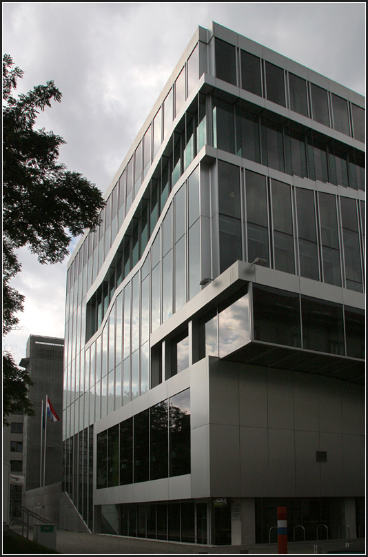 . Niederlndische Botschaft Berlin - Das 2004 fertiggestellte Botschaftsgebude wurde von Rem Koolhaas / OMA geplant. Die hervortretenden bzw. zurckspringenden Fassadenteile sind teil des sogenannten Trajekt, ein sich von unten nach oben durch das Gebude windender Weg mit Treppen und Rampen, an den die Bros und sonstige Rume angeschlossen sind. August 2010 (Matthias) 