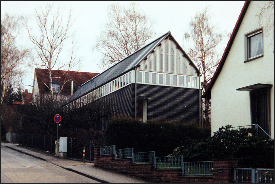 . Normale Hausform mit Satteldach aber ungewöhnliche Materialien für Fassade und Dach. 02.2001 (Matthias)
