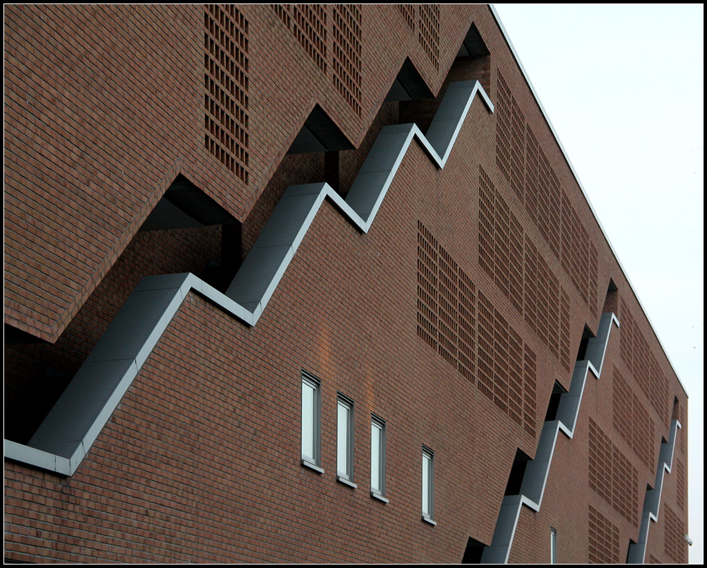 . Notausgangstreppen - Der Sackbahnhof von Wilhelmshaven wurde mit einer Einkaufspassage und Parkhusern umbaut. Die offenen Nottreppen der Parkhuser steigen entlang der Fassaden hoch und gliedern dadurch die lange Fassade. Architekten: GMP (Hamburg), Fertigstellung: 1997. 20.11.2012 (Matthias)