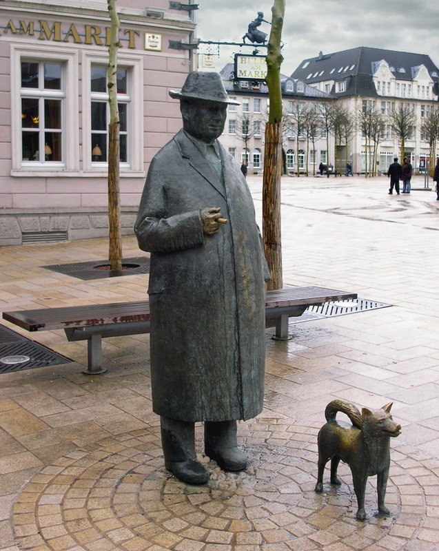 - Onkel Willi im Regen :-)) - stadtbekanntes Wahrzeichen in der Ldenscheider Innenstadt  - am 26.02.10