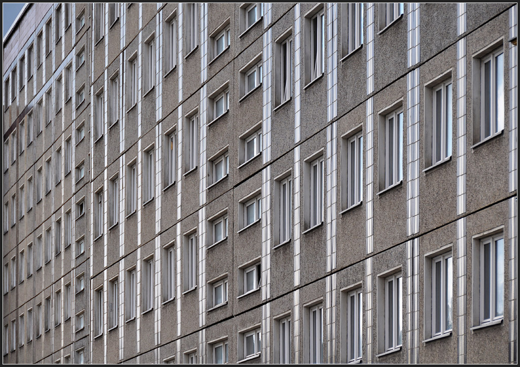. Ostdeutscher Plattenbau - Typische Fassade eines DDR-Plattenbaues, die Treppenhäuser sind an den kleinen Fenster erkennbar. Das Gebäude steht am nördlichebn Spreeufer zwischen der Friedrichstraße und dem Regierungsviertel. August 2011 (Jonas)