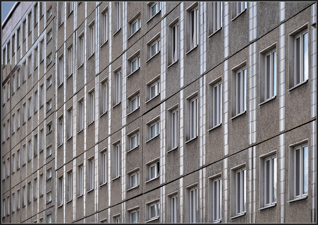 . Ostdeutscher Plattenbau - Typische Fassade eines DDR-Plattenbaues, die Treppenhuser sind an den kleinen Fenster erkennbar. Das Gebude steht am nrdlichebn Spreeufer zwischen der Friedrichstrae und dem Regierungsviertel. August 2011 (Jonas)