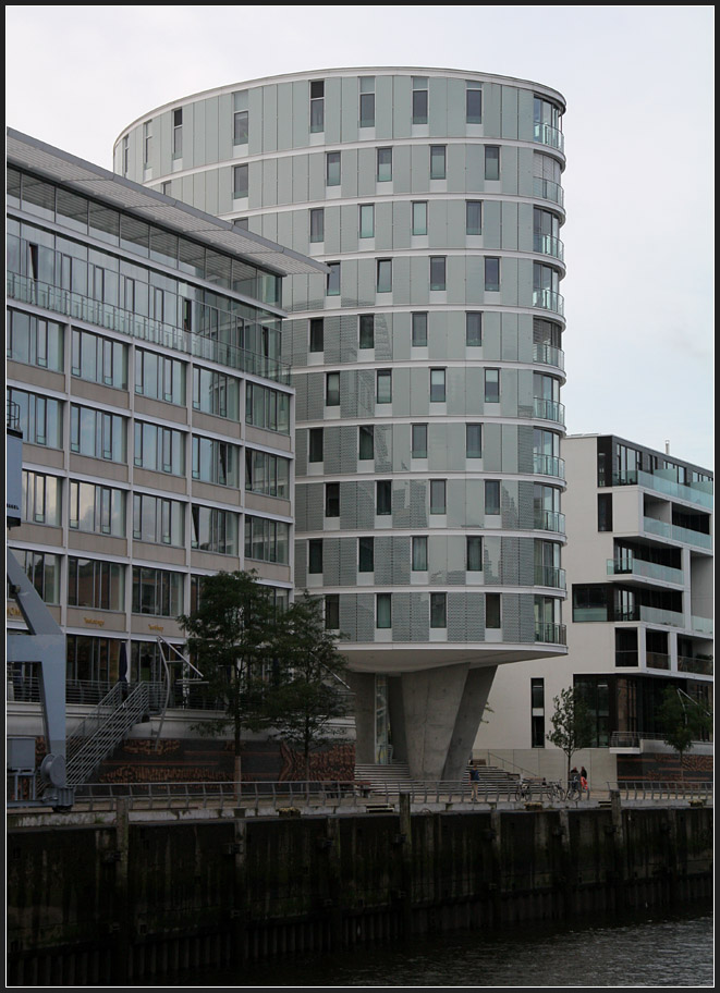 . Ovaler Wohnturm - Wohngebude von Ingenhoven Architekten (Dsseldorf) am Sandtorhafen in der Hamburger Hafencity. Fertigstellung: 2008, August 2011 (Matthias)