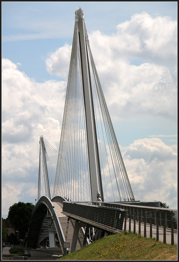 . Passerelle des deux Rives (Brcke der zwei Ufer) - Zum Abschluss nochmals eine Gesamtansicht von der franzsischen Seite aus gesehen. 11.06.2011 (Matthias)