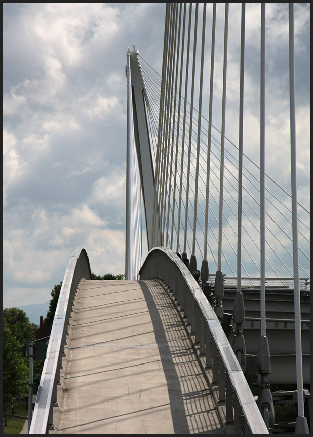 . Passerelle des deux Rives (Brücke der zwei Ufer) - Der Bogen für die Fußgänger. 11.06.2011 (Matthias)