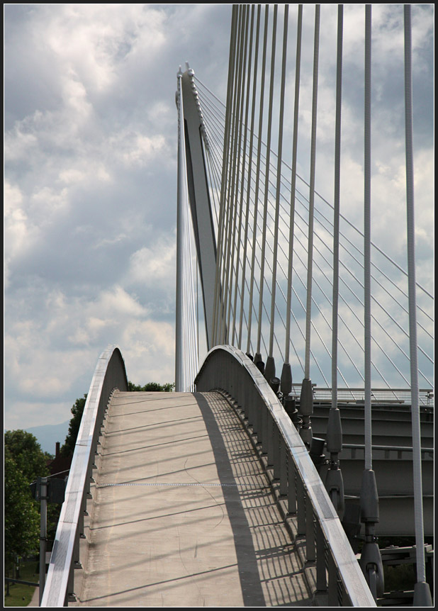 . Passerelle des deux Rives (Brcke der zwei Ufer) - Der Bogen fr die Fugnger. 11.06.2011 (Matthias)