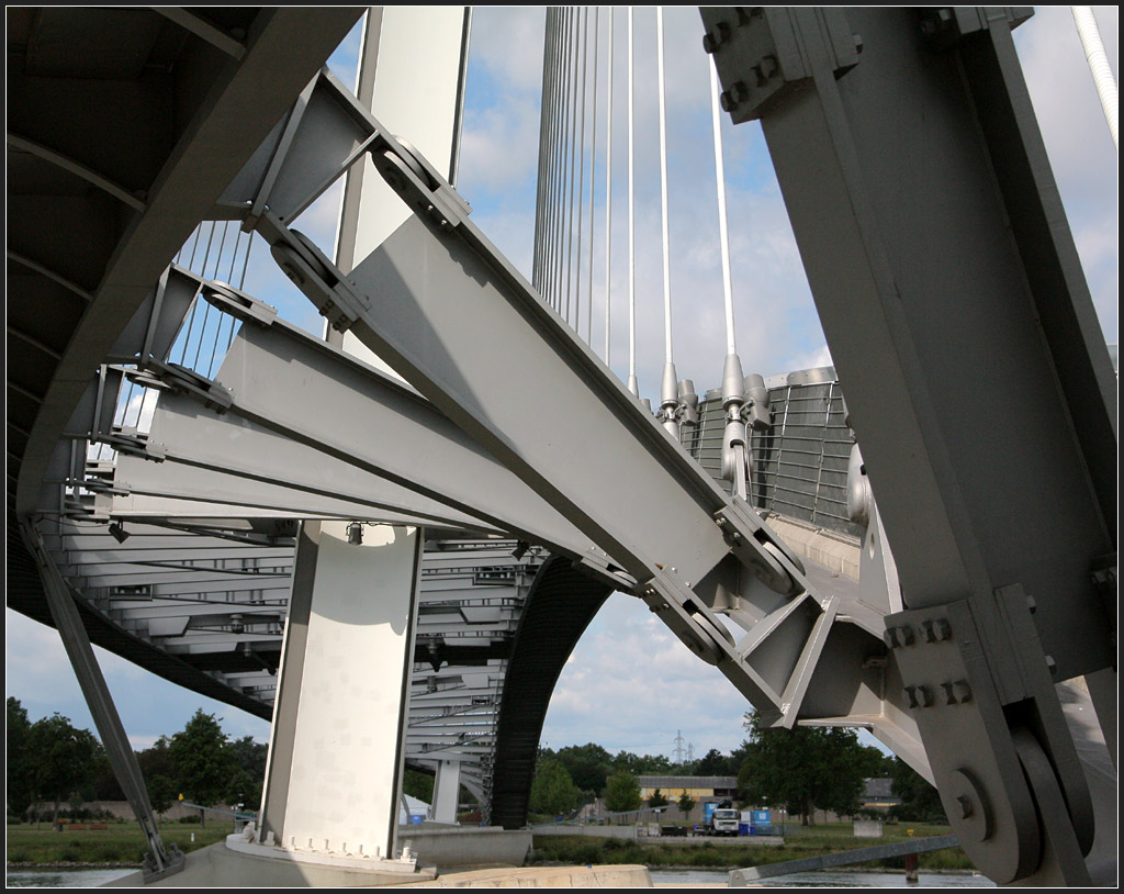 . Passerelle des deux Rives (Brcke der zwei Ufer) - Leichte und schwere Konstruktionsteile. 11.06.2011 (Matthias)