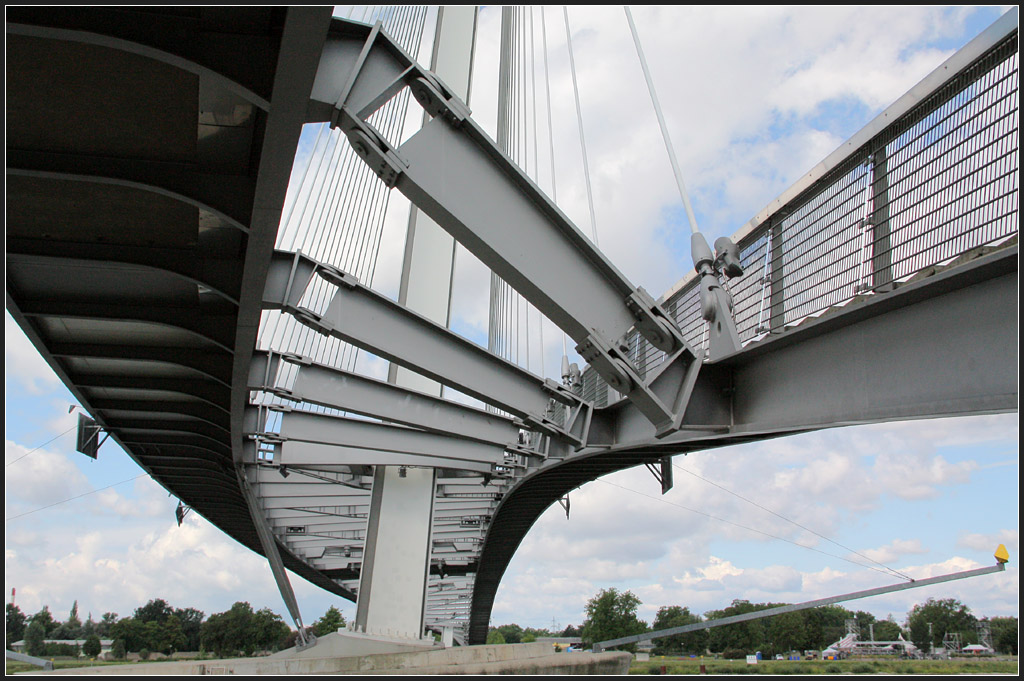 . Passerelle des deux Rives (Brcke der zwei Ufer) - Blick unter der Brcke hindurch, links der fr Radfahrer geeignete Teil, rechts der weit gespannte Bogen mit Treppenstufen. 11.06.2011 (Matthias) 