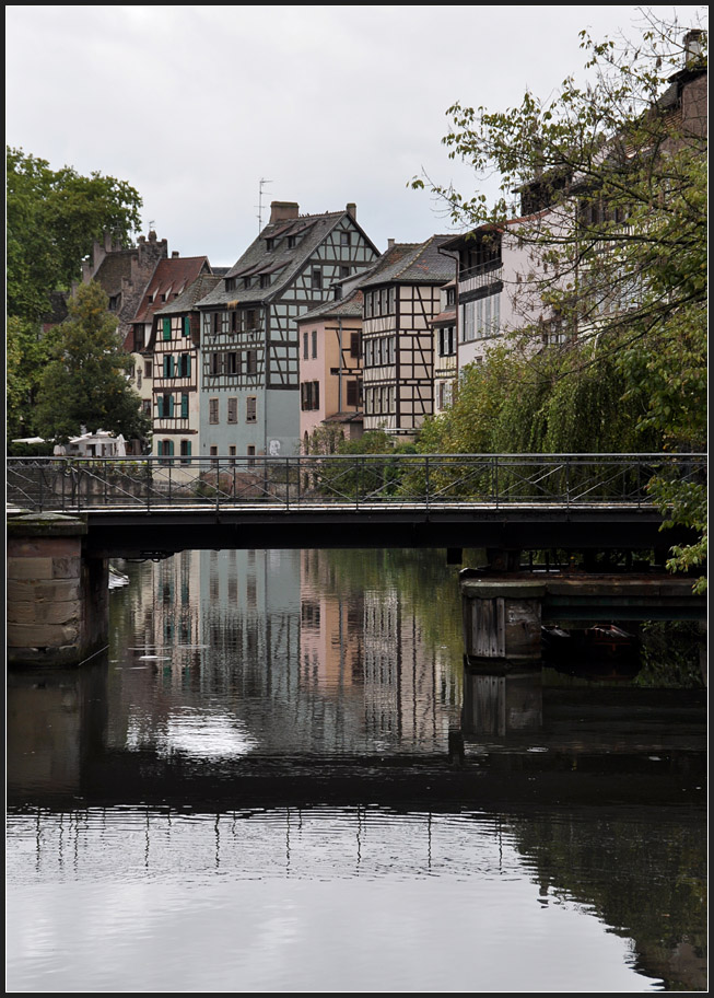 . Petite France - Blick entlang dem Canal de Navigation in Straburg. In der Mitte die Pontde Faisan. September 2011 (Jonas)