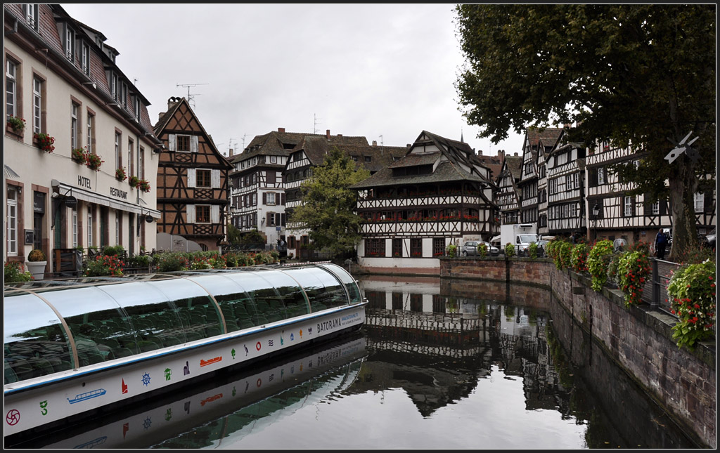 . Petite France - Ein Sightseeing-Boot auf dem Canal de Navigation in Straburg. September 2011 (Jonas)