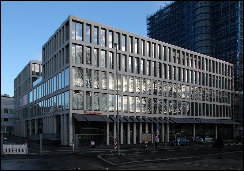 . Rasterfassade - Kreissparkasse Gppingen, erster Bauabschnitt. Architekten: Auer, Weber und Assozierte, Fertigstellung: 2011. Im zweiten Bauabschnitt wird unter anderem das bestehende Hochhaus (rechts) saniert. (02.01.2013)