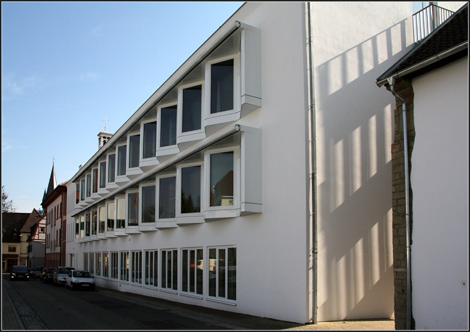. Rathaus Eppingen: Charakteristisch fr den Erweiterungsbau sind die zu dreieckfrmigen Erkern aufgefalteten Fensterbnder. Hier die Nordseite zur Strae. 09.03.2011 (Matthias)