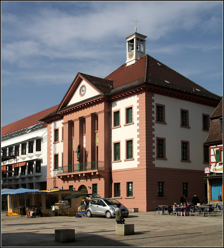 . Rathaus Eppingen - 

Das historische Rathaus in Eppingen, Baujahr 1824, wurde von den Architekten Lederer, Ragnarsdttir, Oei saniert und erweitert. Der Altbau erhielt dabei seine ursprngliche Farbgebung zurck. Links erkennbar der neue Anbau von 2007 und 2010. 

http://www.archlro.de/de/projects/projects-authority-and-administration/city-hall-eppingen-2005-2007?order=years

09.03.2011 (Matthias)