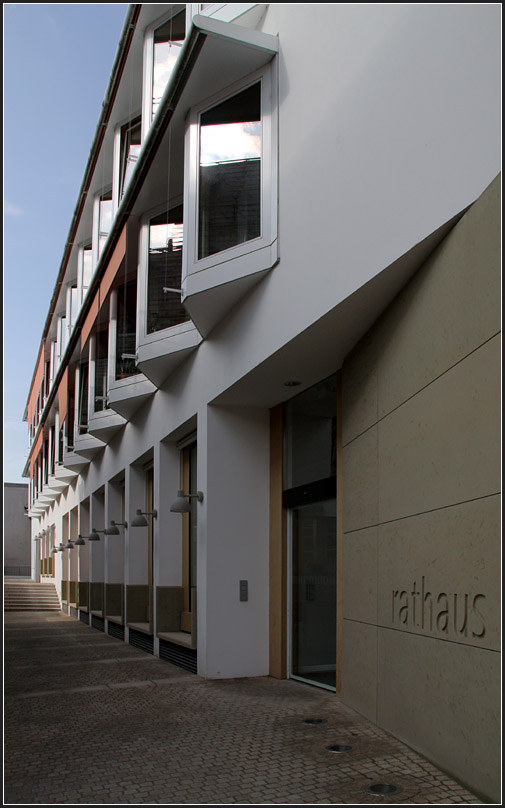 . Rathaus Eppingen: Eine schrge Steinwand mit dem Schriftzug  Rathaus  lenkt zum Eingang. Im Bild die einer engen Gasse zugewandten Sdseite des Erweiterungsbaues. 09.03.2011 (Matthias)