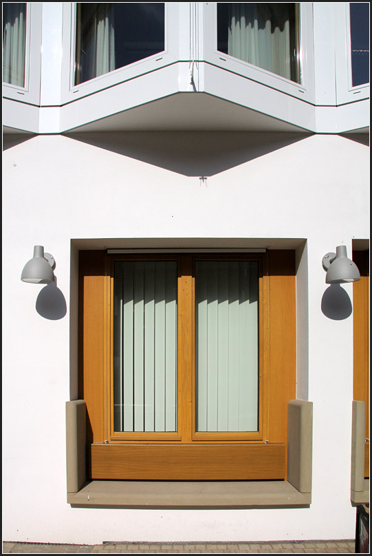 . Rathaus Eppingen: In den zu der sdlichen Gasse zugewandten Erdgeschossfenster sind Sitzbnke integriert. 09.03.2011 (Matthias)