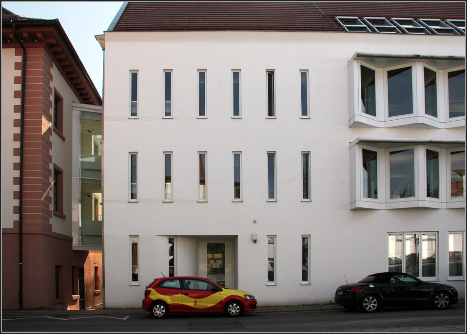 . Rathaus Eppingen: ber verglaste Gnge ist der Erweiterungsbau mit dem Altbau verbunden. Hinter den schmalen Fenstern befinden sich das Treppenhaus sowie Nebenrume. 09.03.2011 (Matthias)