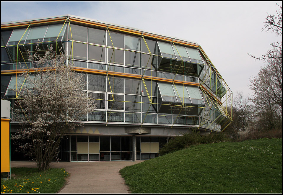 . Realschule (frher Progymnasium) Lorch - 

Dieses Schulgebude war das erste von vier Gebuden der Architekten Behnisch und Partner  Auf dem Schfersfeld  in Lorch. Das vllig verglaste Bauwerk wurde 1973 fertiggestellt. 

http://architektur.startbilder.de/name/galerie/kategorie/architekten~behnisch-und-partner~1973-realschule-lorch.html

18.04.2010 (Matthias)