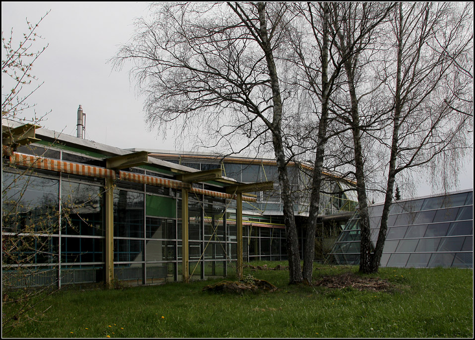 . Realschule Lorch: Der polygonale Hauptbaukrper mit den Klassenzimmern und der zentralen Halle wird ergnzt durch drei freier geformter Flgelbauten mit den Sonderrumen. Der dritte Flgel (rechts) wurde 1994 angebaut. 18.04.2010 (Matthias)