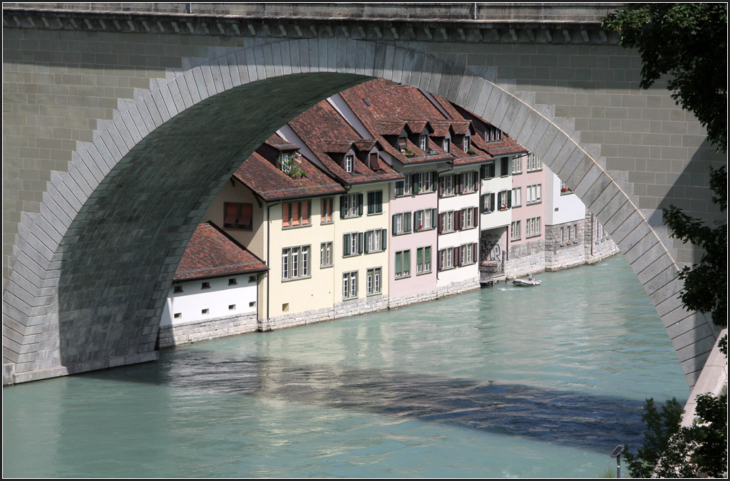 . Recht voll - Viel Wasser fhrte die Aare im Juni 2013. An der Nydeggbrcke in Bern. 21.06.2013 (Matthias)