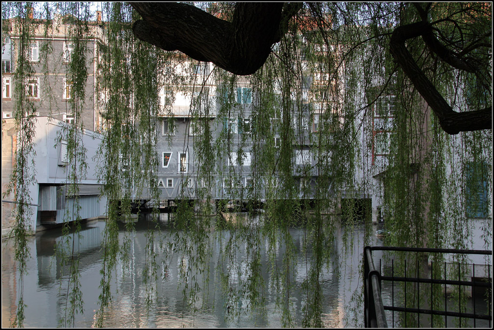 . Rckseite der Bebauung der Inneren Brcke in Esslingen (Vorhang zu). 11.04.2009 (Matthias)