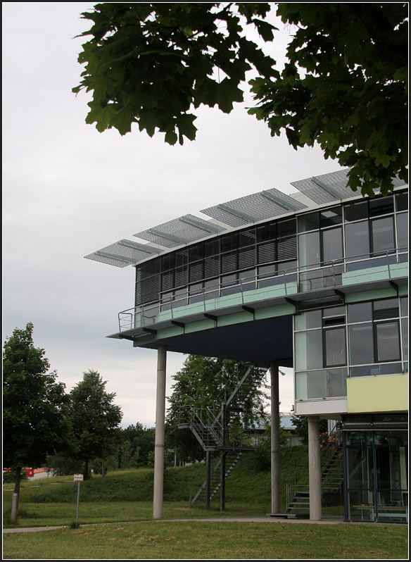 . Rundbau - Kaufmnnische Berufschule mit Wirtschaftsgymnasium in hringen. Das Gebude wurde 1993 und wurde vom Bro des krzlich verstorbenen Architekten Gnter Behnisch geplant. 

http://www.behnisch-partner.de/projects/educational-buildings/professional-school-of-economics

12.06.2010 (Matthias)