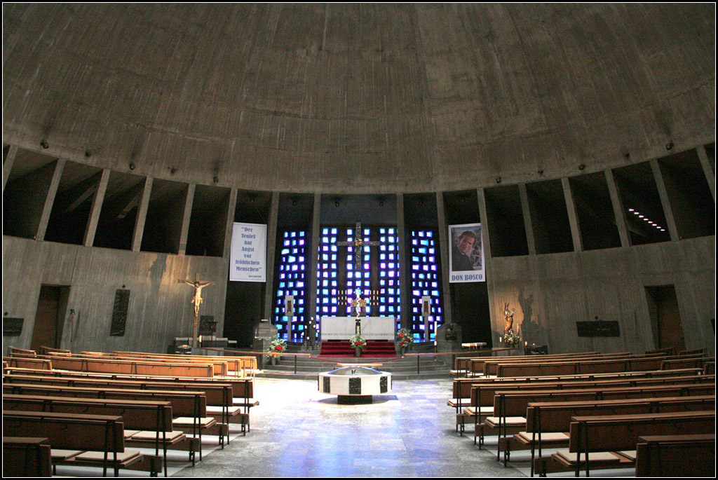 . Runder Kirchenraum - Blick zum Altar, Don-Bosco-Kirche in Augsburg, 26.05.2012 (Matthias)