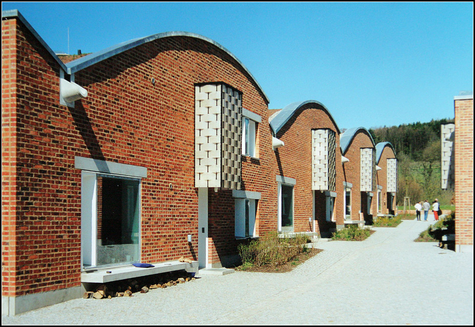 . Salem International College berlingen - Auf der Nordseite des Campus befinden sich die Wohnhuser fr die Internatsschler und die Tutoren. Diese Gebude wurde wiederum mit Backstein verkleidet und fallen durch die Dachform auf. Aufnahme ca. 2001 (Matthias)