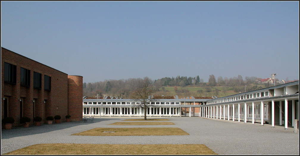 . Salem International College berlingen - Auf der Ostseite werden ergibt sich durch die Lage des  Klassenzimmer-Hufeisens  eine schne Platzsituation. 05.03.2011 (Matthias)