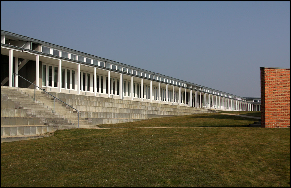 . Salem International College berlingen - Die Klassenzimmer befinden sich in einem u-frmig um das Hauptgebude angeordneten Gebude, mit einem langen Flgel auf der Nordseite und einem kurzen auf der sdlichen Seite. Im Gegensatz zur massiven Konstruktion des Hauptgebudes wurde hier eine leichte Holzkonstruktion gewhlt. 05.03.2011 (Matthias)