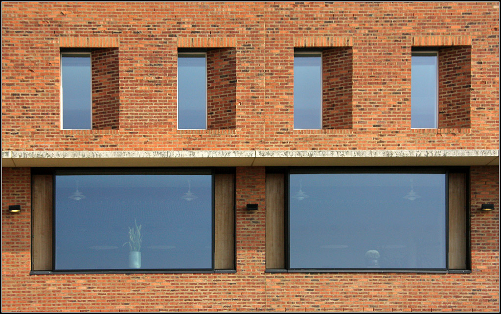 . Salem International College berlingen - Teilansicht des Hauptgebudes, hinter den groen Glasflchen befindet sich der Speisesaal, darber die Bibliothek, die zustzlich ber Oberlichter belichtet wird. 05.03.2011 (Matthias)