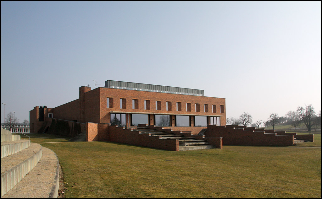 . Salem International College berlingen - Hauptgebude mit dem Speisesaal vorgelagerten abgestuften Terrassen. 05.03.2011 (Matthias)