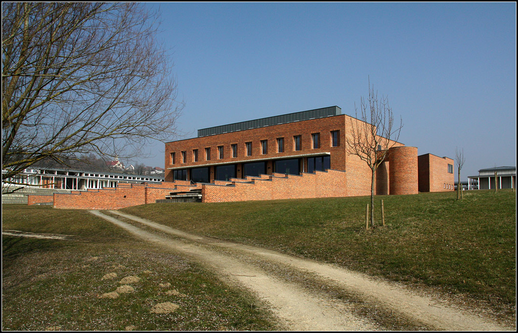 . Salem International College berlingen - Markantestes Gebude der Schulanlage ist das mit Backstein verkleidete Hauptgebude. Darin befindet sich die Aula, der Speisesaal, die Bibliothek sowie Brorume. 05.03.2011 (Matthias)