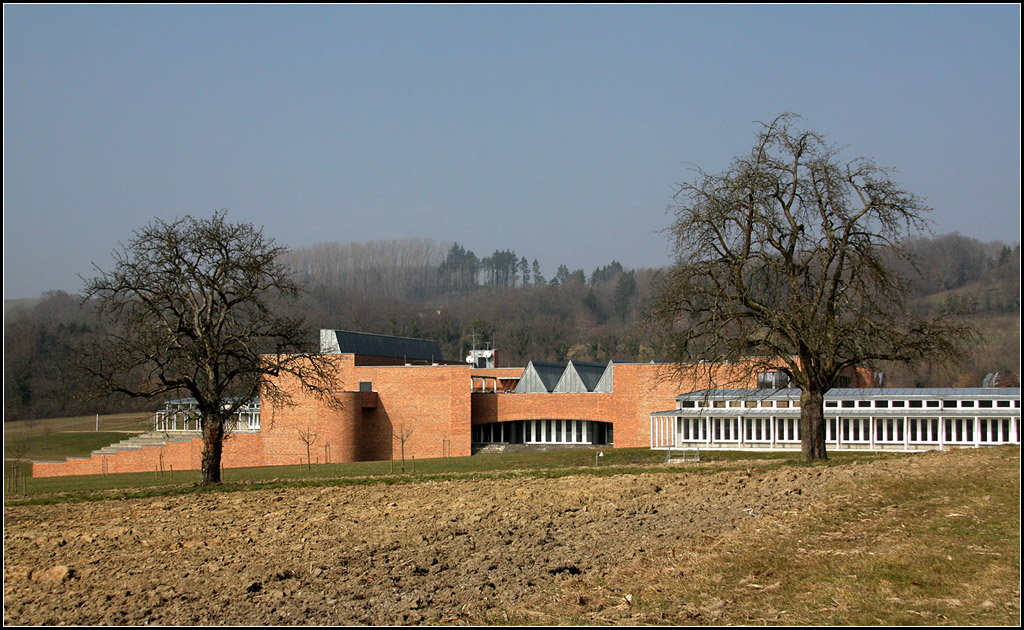 . Salem International College berlingen - 

In landschaftlich reizvoller Lage mit Blick zum Bodensee wurde am Rand von berlingen im Jahr 2000 diese Schule mit Internat fertiggestellt. Architekten: Lederer, Ragnarsdttir, Oei (LRO-Architekten). 

http://www.archlro.de/de/projects/projects-health-and-education/salem-international-college-uberlingen-1997-2000?order=years

05.03.2011 (Matthias) 