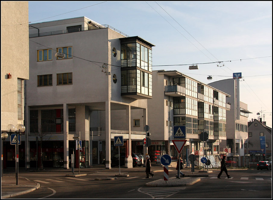 . Sanierung Stadtmitte Fellbach. Architekten: Lederer, Ragnarsdottir, Oei. Die an die klassische Moderne erinnernde Fassade wird durch Wintergrten, Rundfenster und Wintergrten aufgelockert. Der Gebudekomplex befindet sich direkt gegenber der Stadtbahnendhaltestelle  Fellbach Lutherkirche  der Linie U1. 10.02.2011 (Matthias)