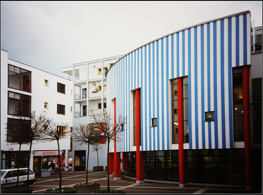 . Sanierung Stadtmitte Fellbach. Der Zuggang zur Stadtbibliothek befindet sich im Innenhof. Die Bibliothek wird durch diesen blau-wei gestreiften Rundbau hervorgehoben. 11.1996 (Matthias)