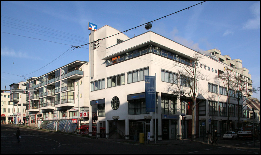 . Sanierung Stadtmitte Fellbach. Diese Anlage war fr das Architekturbro Lederer, Ragnarsdottir, Oei der erste Groauftrag. Fertigstellung war 1987. Der Komplex umfasst eine Volksbank, verschiedene Geschfte, die Stadtbibliothek sowie Wohnungen. 1988 wurde der Komplex mit dem Hugo-Hring-Preis ausgezeichnet. 10.02.2011 (Matthias)