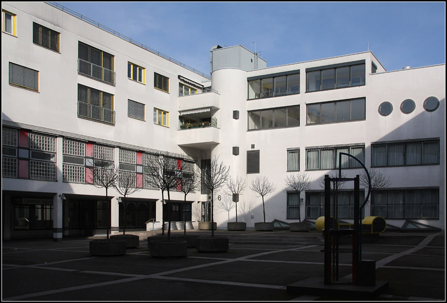 . Sanierung Stadtmitte Fellbach: Ein typisches Architekturelement der Architekten Lederer, Ragnarsdottir, Oei ist der aus der Fassade hervorstehende, abgerundete Treppenhausturm mit nur kleinen Fensterffnungen. 01.03.2009 (Matthias)