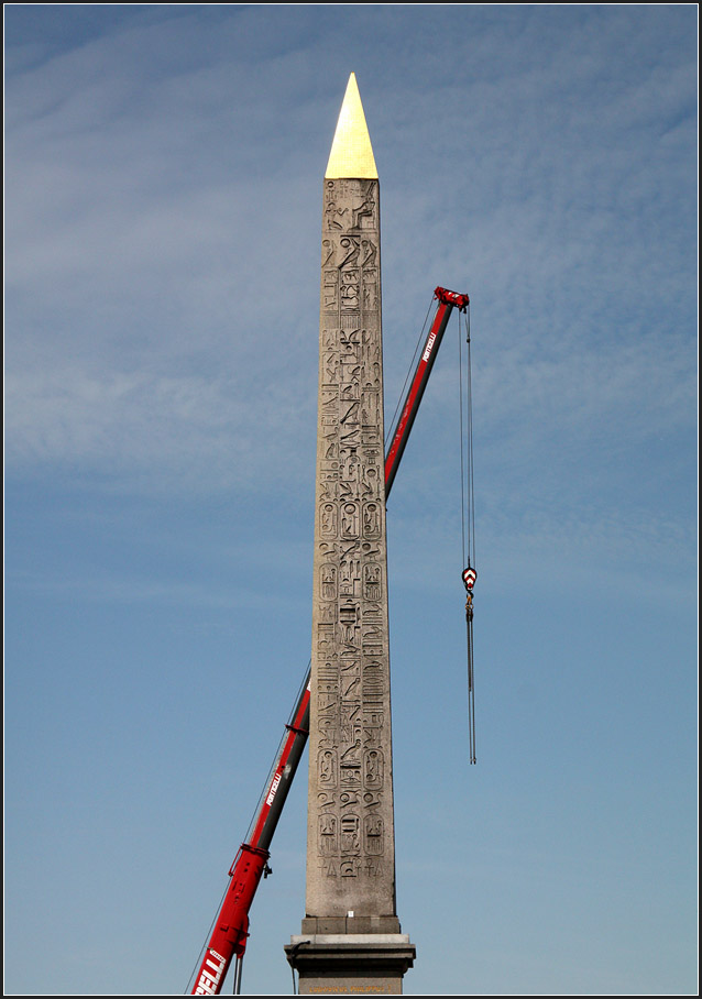 . Schiefe Konkurrenz - Oblisque und Kran am Place De La Concorde, 18.07.2012 (Matthias)